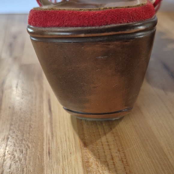 BareTraps Red Wedge Sandals with Intricate Design - Picture 5 of 8